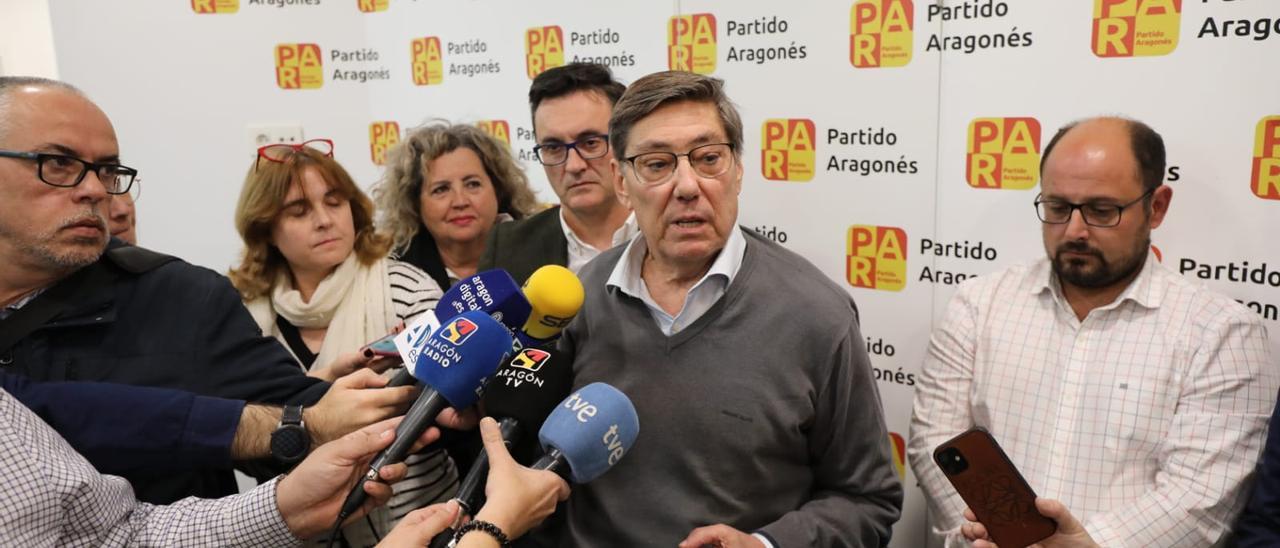 El presidente del PAR, Arturo Aliaga, ha anunciado ante los medios la convocatoria de un congreso extraordinario.
