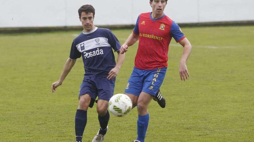 El jugador del Marino Borja, a la izquierda, pelea por un balón con el condalista Alberto.