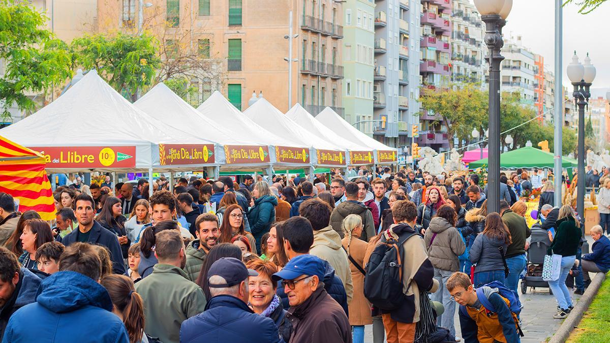 Las paradas de libros llenan las calles durante una jornada que transforma las ciudades en una gran librería al aire libre.