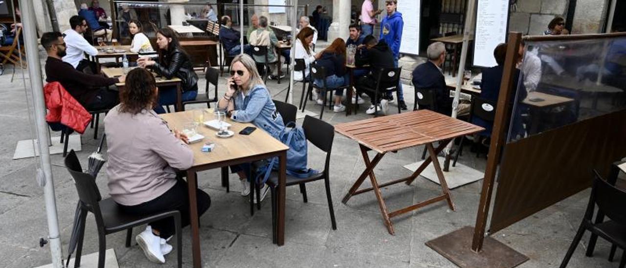 Terraza en la plaza de A Leña este verano. |   // RAFA VÁZQUEZ