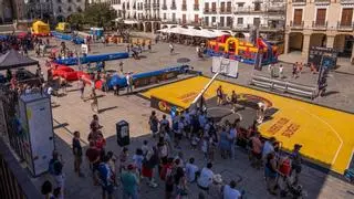 La plaza Mayor de Cáceres disfruta con las canastas