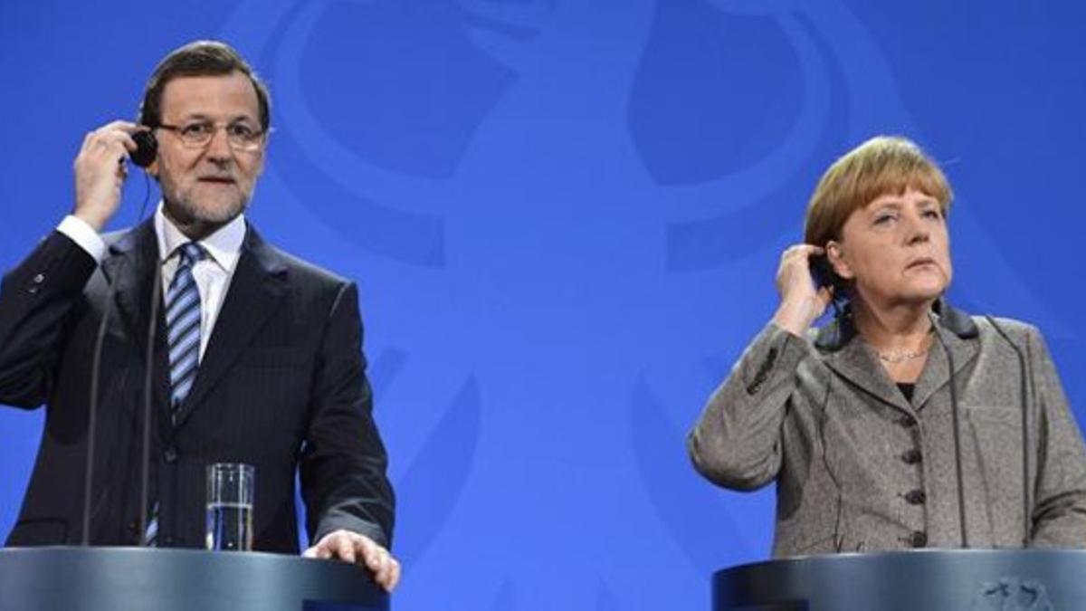 Rajoy y Merkel, este lunes, en la rueda de prensa que han ofrecido en Berlín.