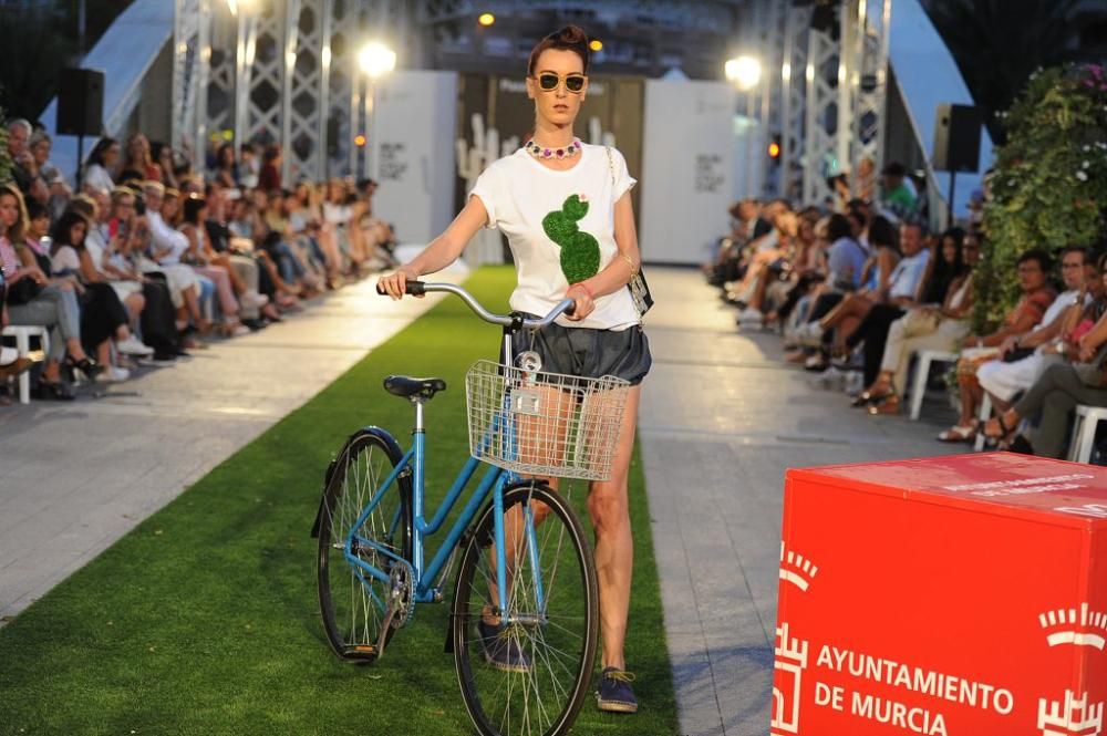 La moda se pasea por el puente nuevo con 'Murcia Cycle Chic'