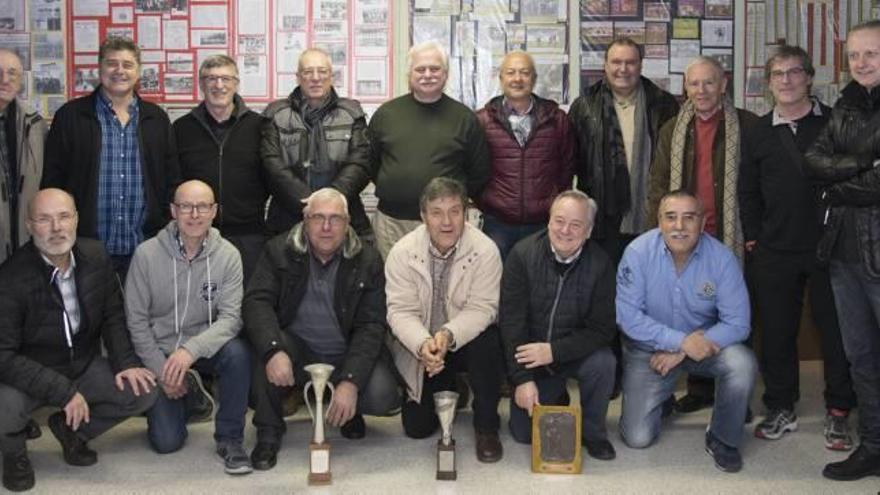 Foto de grup de la trobada que es va fer ahir amb bona part dels components de l&#039;infantil del Manresa del 1973, al museu de Manel Sánchez, a la Font dels Capellans