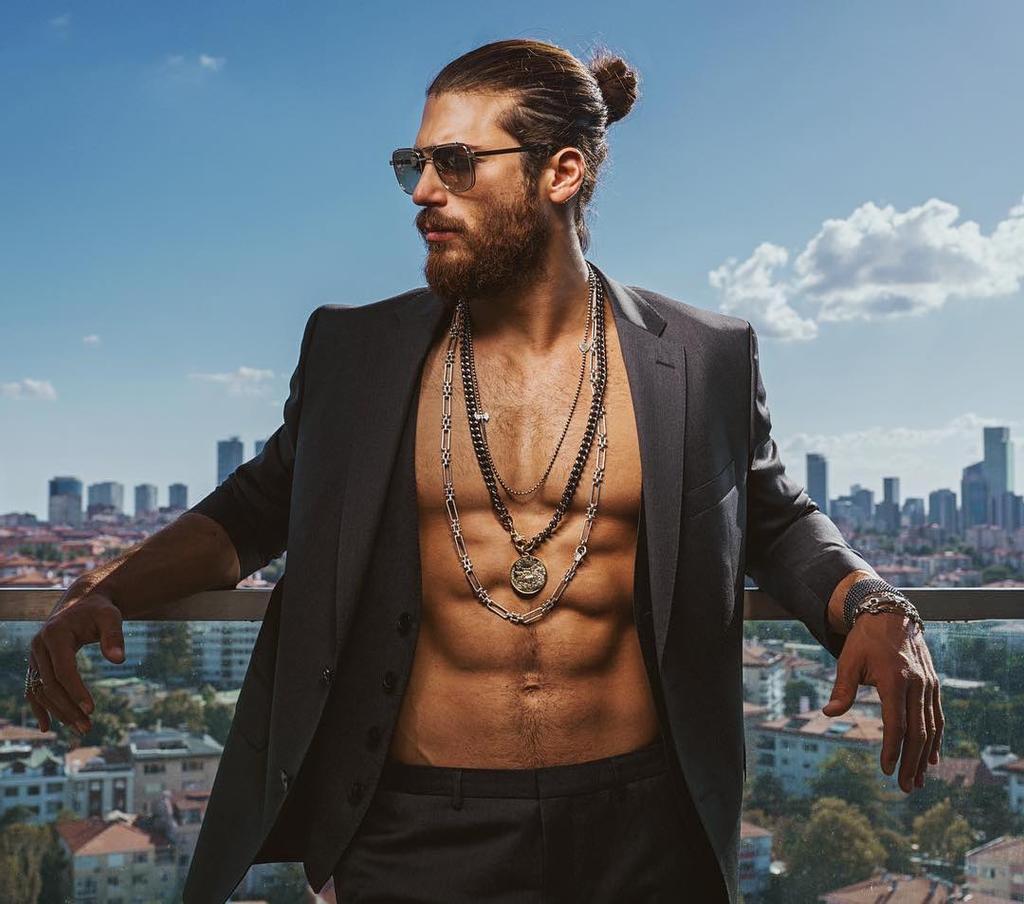 Can Yaman parece Jason Momoa