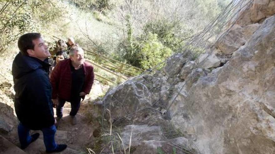 Una red de acero fijada a la roca evita desprendimientos en la Cova Negra