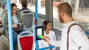 Una persona valida su T-Mobilitat en un bus