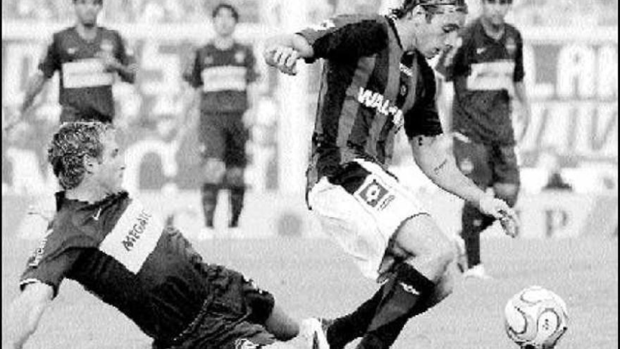 Votinelli, de San Lorenzo, se lleva el balón en disputa con Martín Palermo, de Boca Juniors.