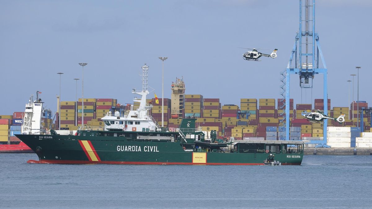 La patrullera de la Guardia Civil y dos de sus helicópteros, en una imagen de archivo