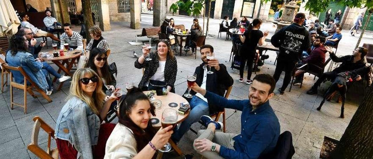 Clientes en algunas terrazas del casco histórico ayer a última hora de la tarde. // Gustavo Santos