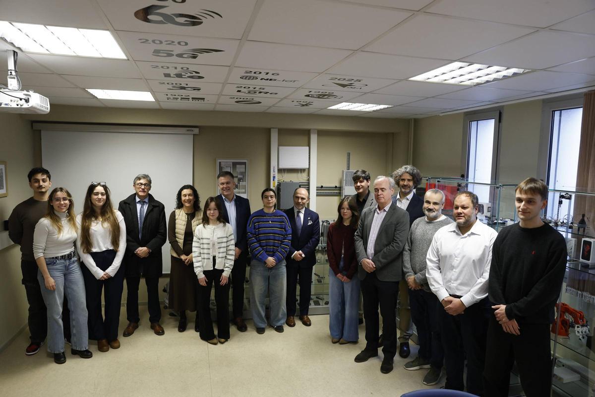Por la izquierda, Francisco Sánchez, Celia Martín, Paloma Tahoces, Luis González, Irene Díaz, Sheila Moro, Rafael González, Inés Pérez, Ignacio Villaverde, Alba Moro, Borja Sánchez, Luis María Alfaro, Miguel Simón, Luis Fernando Herrán, Ignacio Rodríguez y Javier Fernández, en el laboratorio 5G de la Escuela Politécnica de Gijón.