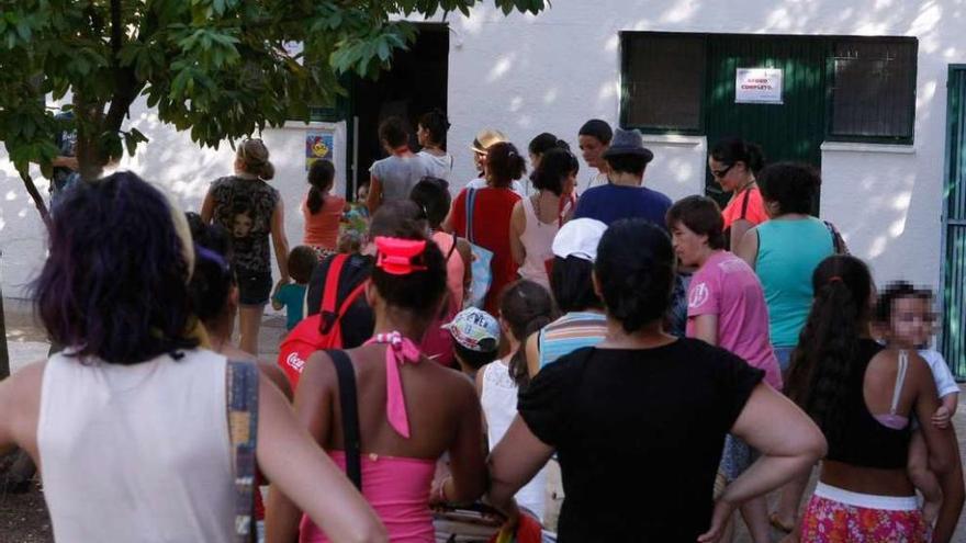 Colas en la piscina del Tránsito tras superarse el aforo máximo por segundo día consecutivo