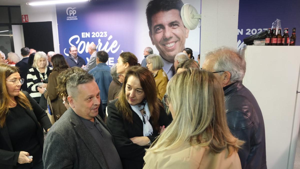 Paco Sánchez con Adela Pedrosa y Lola Francés en su primer acto como candidato del PP a la Alcaldía de Elda.