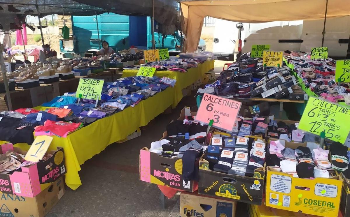 El mercadillo de los miércoles de Dos Hermanas, el rastro con ropa, artesanía y decoración a un euro