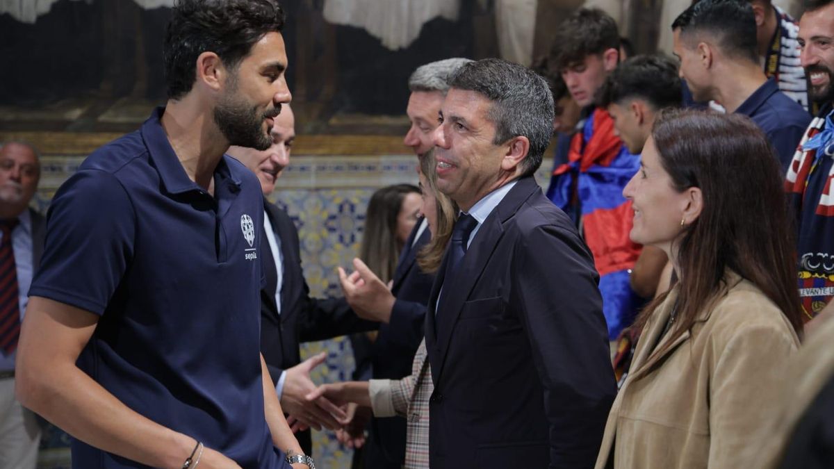 Vicente Iborra saluda al President de la Generalitat Valenciana, Carlos Mazón en la visita al Palau de la Generalitat