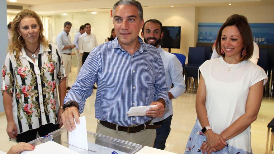 Elías Bendodo, votando este jueves en Málaga.