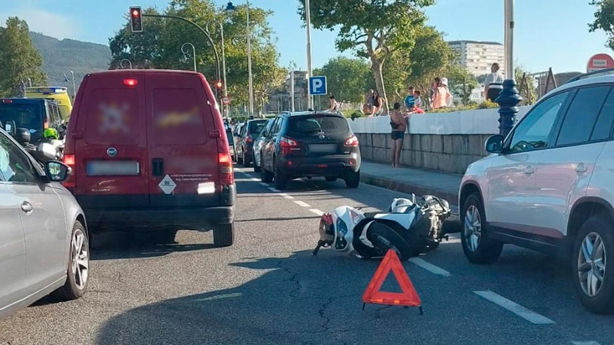 La moto en la carretera tras el accidente de Samil