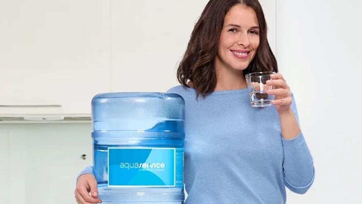 Una chica bebiendo agua de Aquaservice.