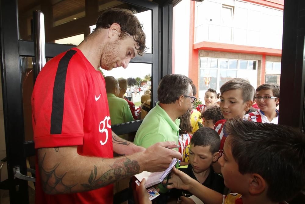 El Sporting presenta a Amorebieta