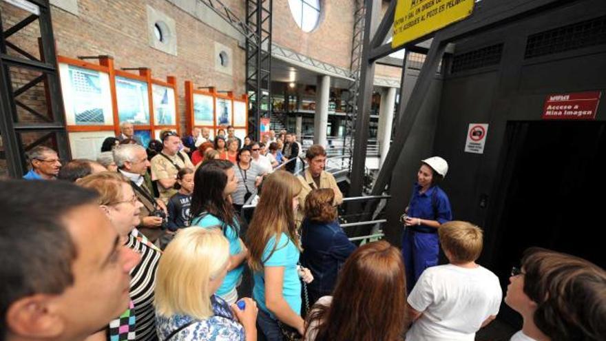 Visitantes esperando para acceder a la mina imagen del Museo de la Minería de El Entrego.