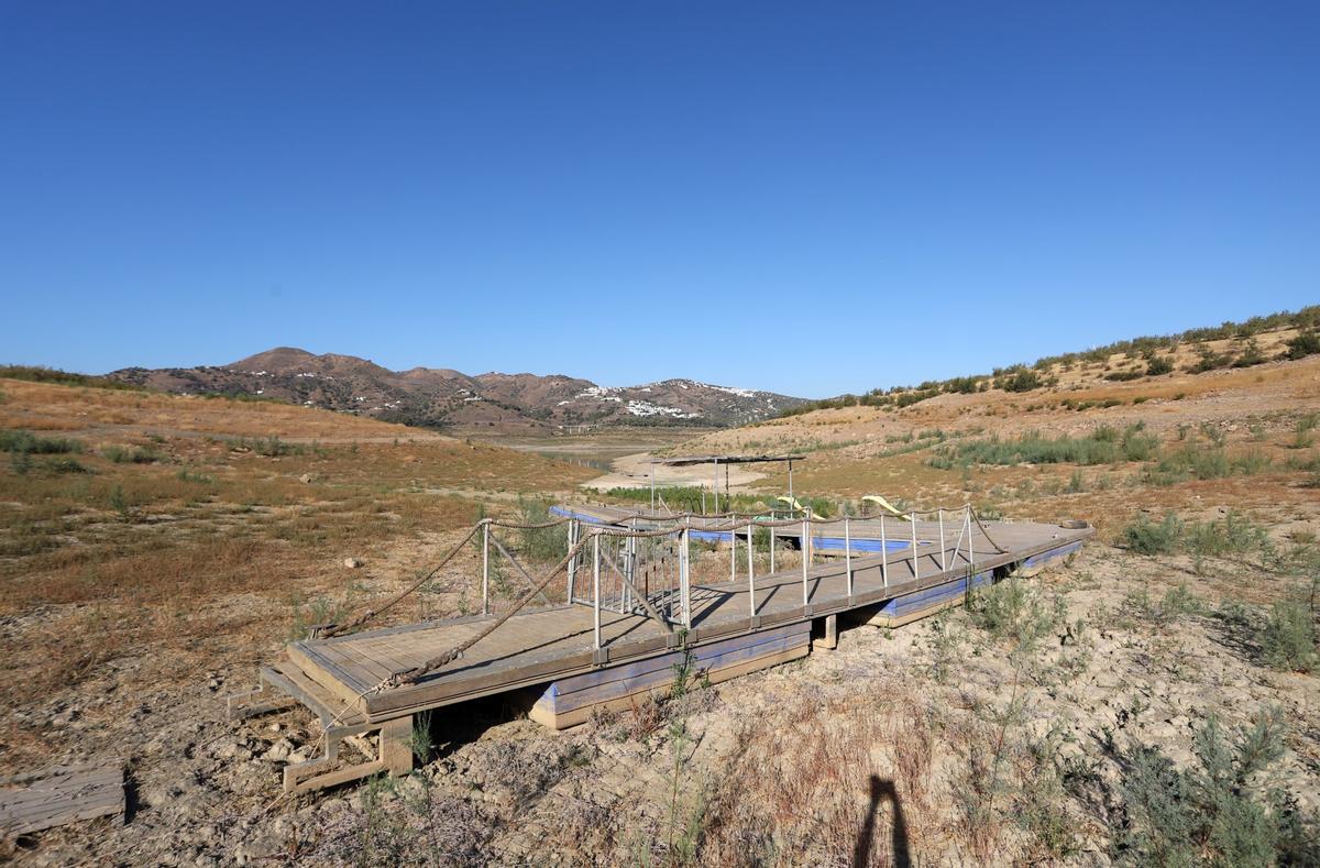La crítica situación del embalse de la Viñuela, en imágenes