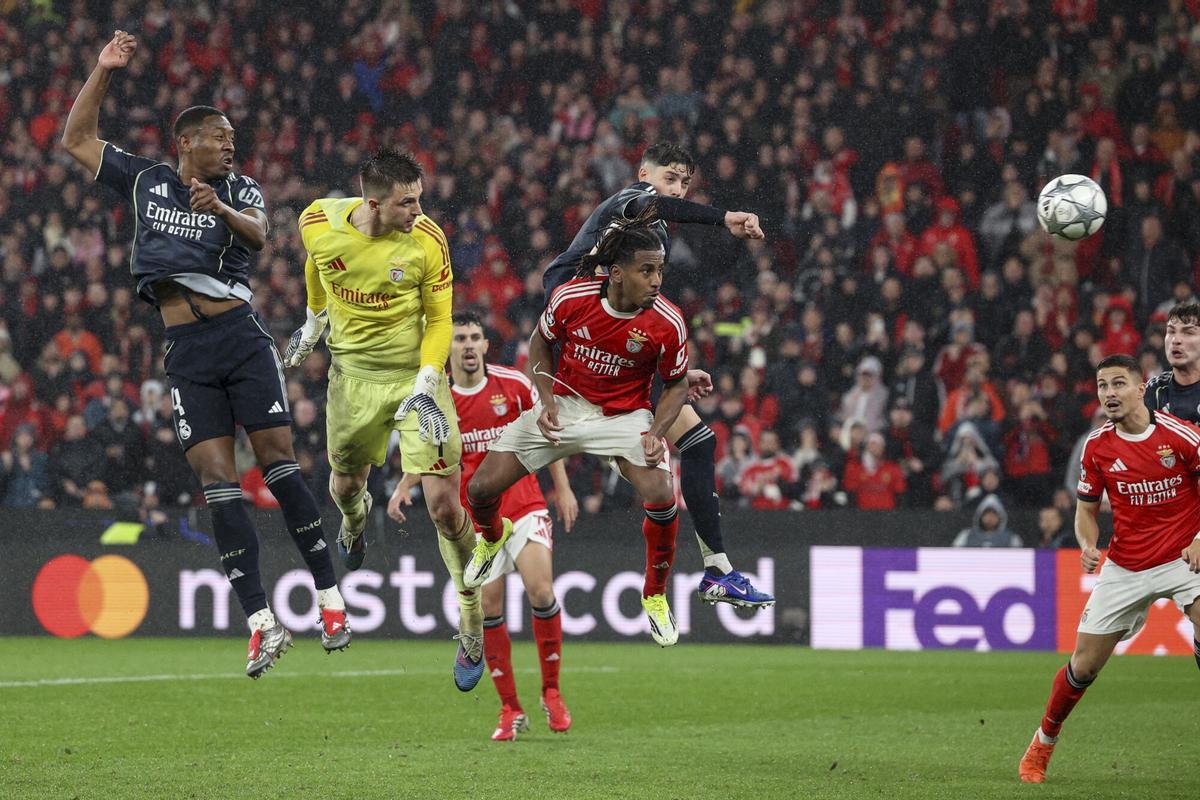 El portero del Benfica Trubin marca el 4-2 al Real Madrid en Lisboa.