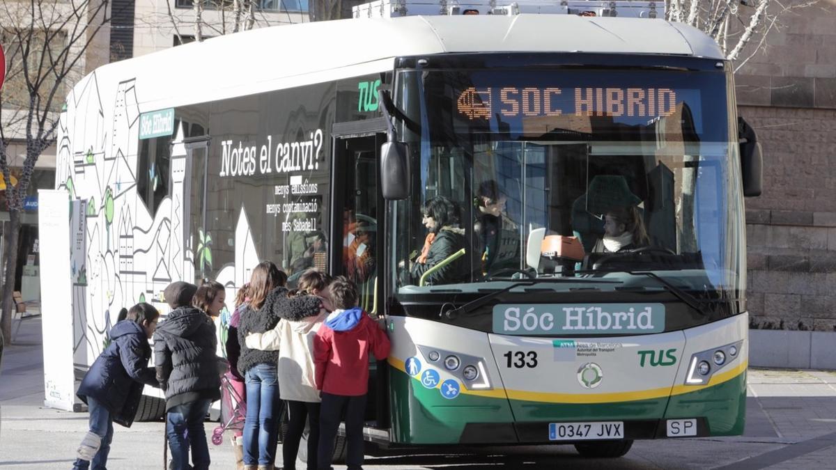 El diseño gráfico del nuevo autobús híbrido de Sabadell es obra de alumnos de la Escola Illa