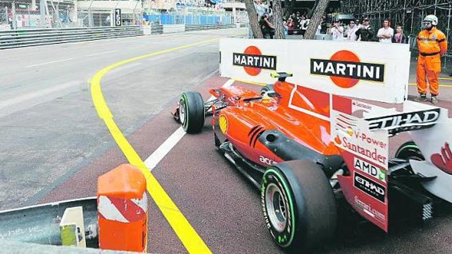 Fernando Alonso aguarda en la salida de la calle de boxes el paso del resto de los monoplazas para empezar él la carrera.