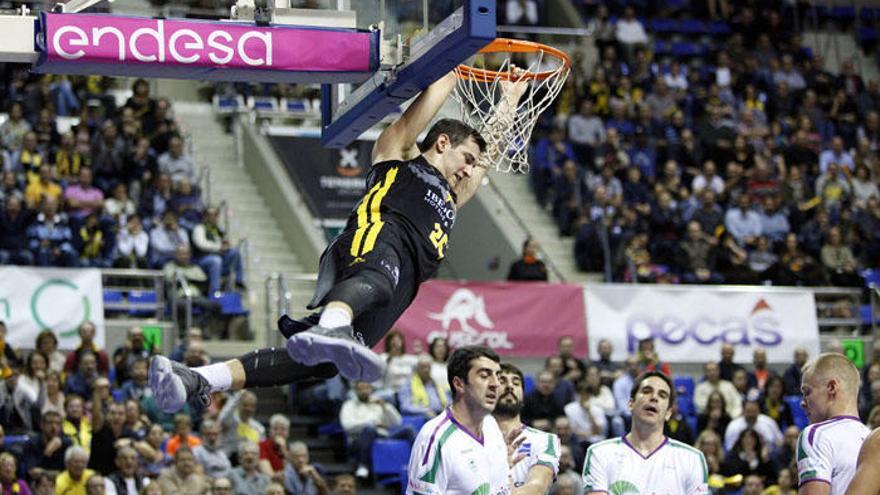 Un jugador del Iberostar Tenerife se cuelga del aro del Unicaja en el partido del sábado.