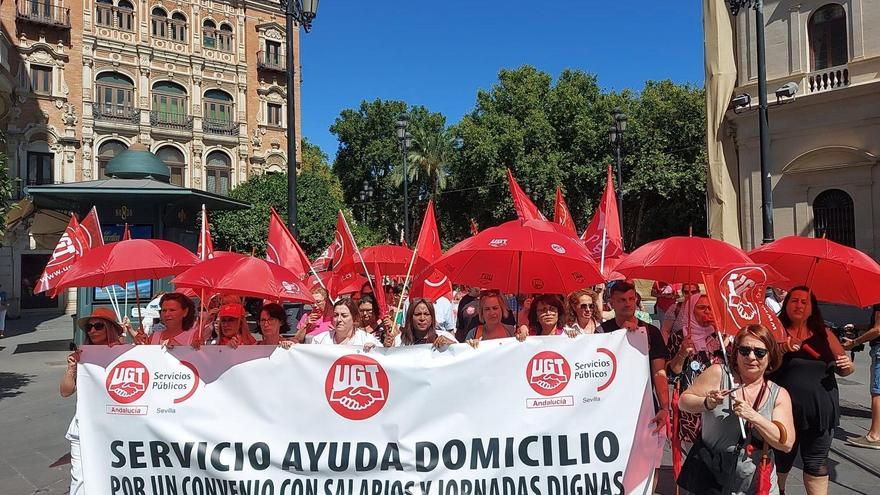 Un millar de empleadas de ayuda a domicilio se manifiestan en Sevilla para reclamar mejoras laborales.