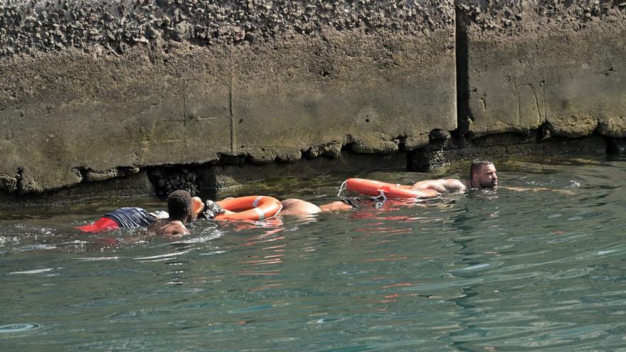 Al menos siete muertos al volcar un cayuco a su llegada al puerto de La Restinga, en El Hierro