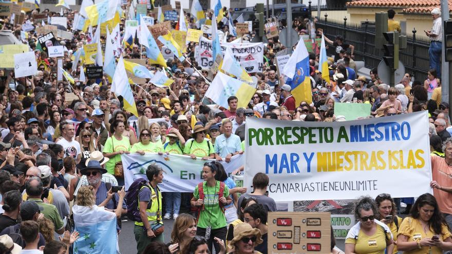 Miles de personas protestan en Tenerife contra la masificación turística