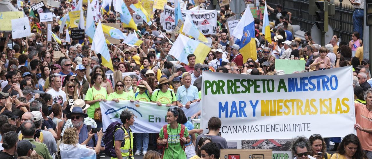 Multitudinaria en Tenerife manifestación contra el modelo económico canario