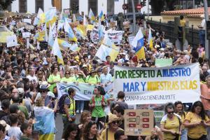 Miles de personas protestan en Tenerife contra la masificación turística