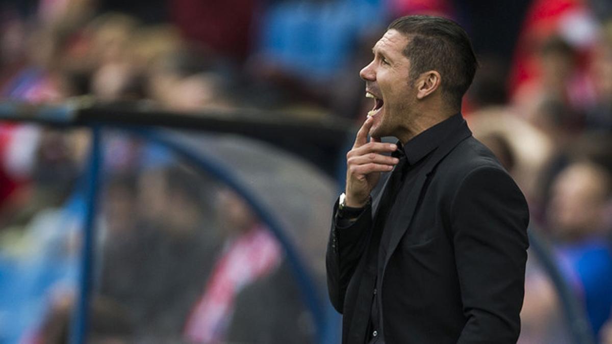 Diego Pablo Simeone da instrucciones a los jugadores del Atlético durante el partido contra el Deportivo