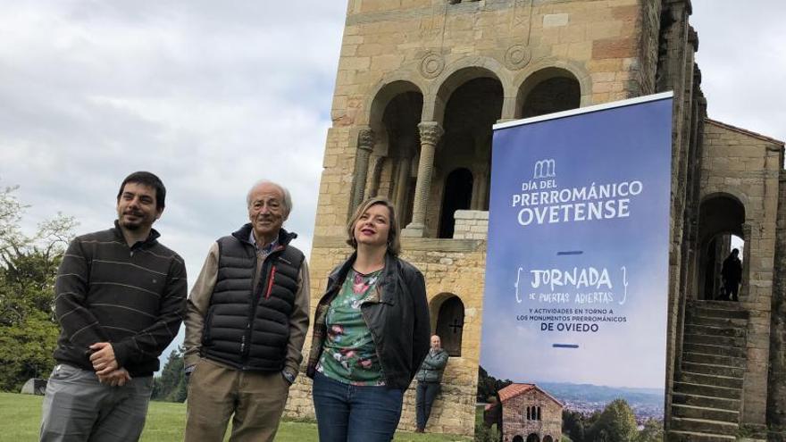 Por la izquierda, Fernández del Páramo, Polledo y Taboada, ante Santa María del Naranco