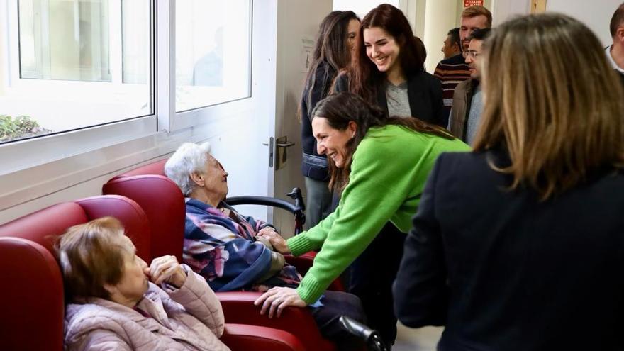 La consejera de Inclusión Social, Loles López, en una visita a un centro de mayores.