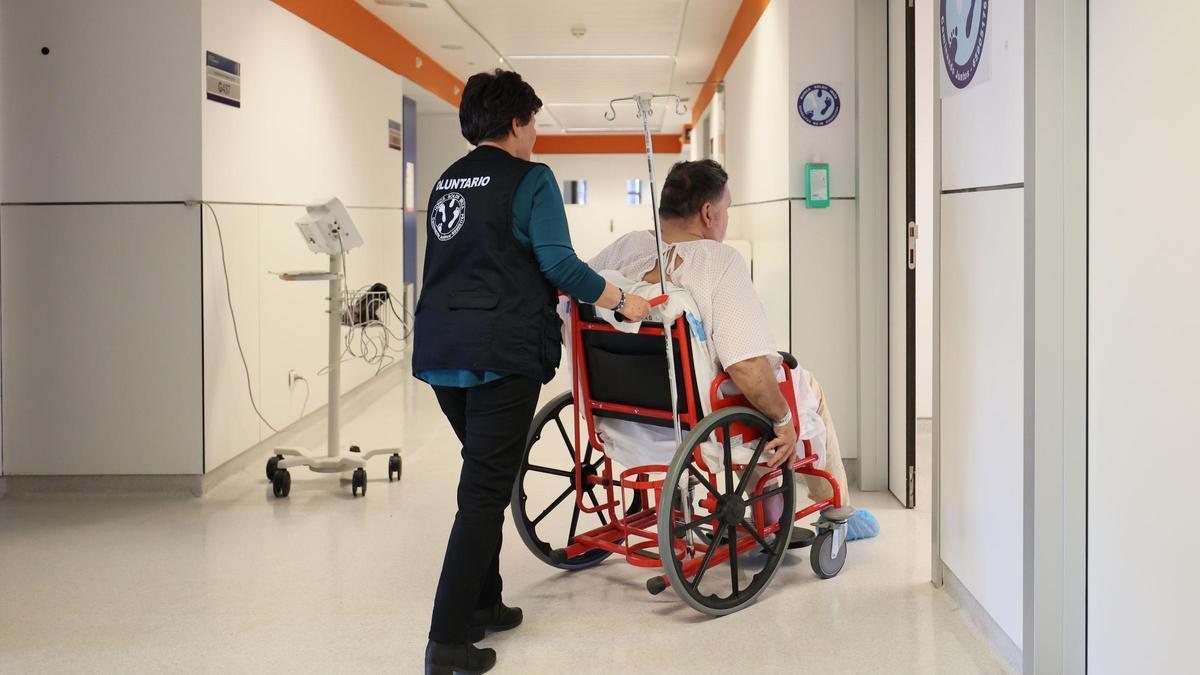 Una voluntaria de Nunca Solos Ibiza con un paciente en el Hospital Can Misses.