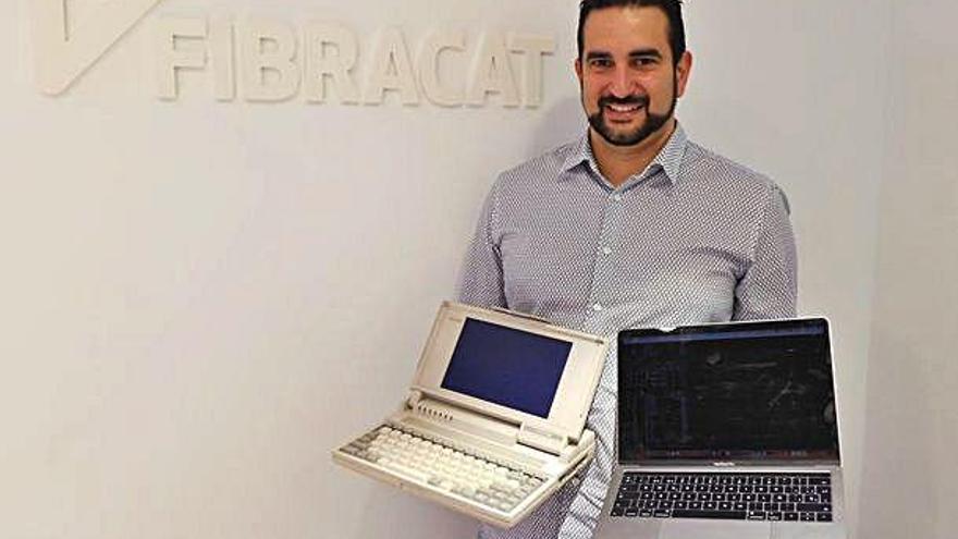 Josep Olivet, amb el seu primer ordinador, un Toshiba portàtil, i amb el Mac que utilitza ara