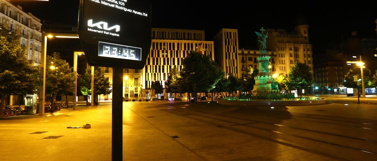 La plaza de España desierta en la última noche del estado de alarma en el mes de mayo de 2021.