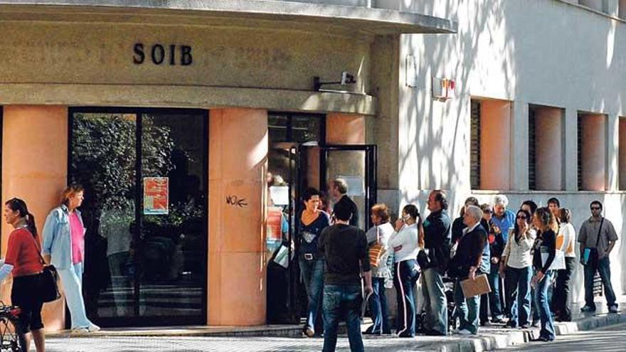 Colas en las oficinas del SOIB en Palma.