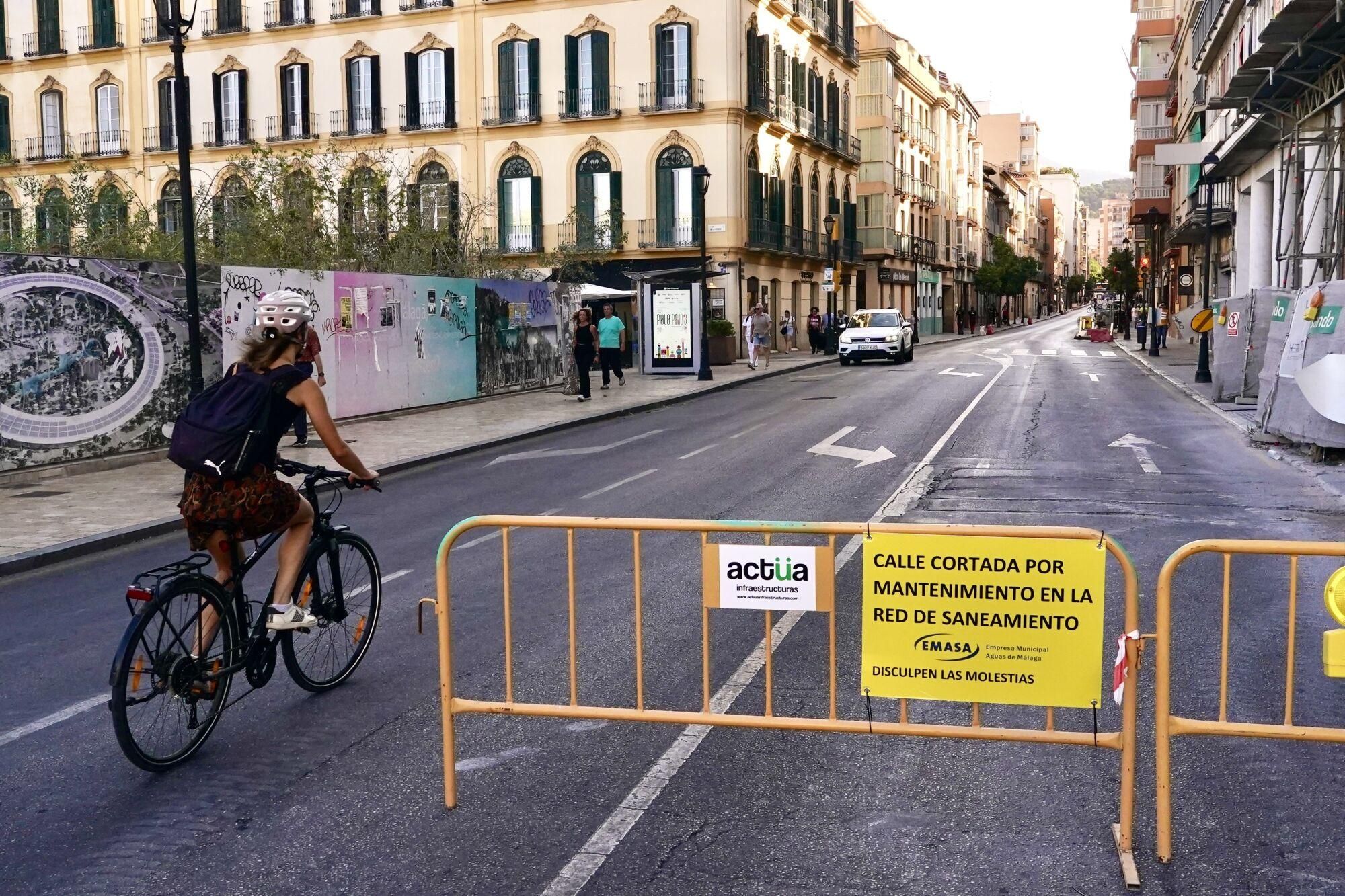 Vista de la calle de la Victoria, que permanecerá cerrada por mantenimiento en la red de saneamiento