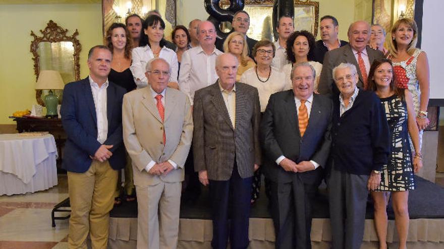 El homenajeado posa con los familiares que tomaron parte en el homenaje.