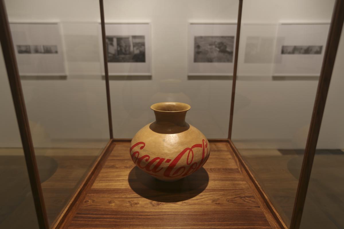 Uno de los célebres jarrones de Ai Wei Wei, exhibido en el Palau de la Virreina en una retrospectiva sobre su obra.