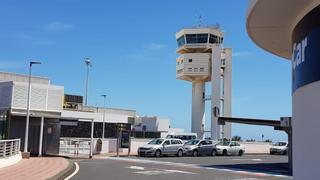 El Cabildo y la Cámara de Comercio de Lanzarote reclaman el fin de los retrasos en el aeropuerto