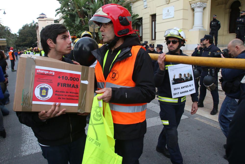 El colectivo se manifiesta en las calles en una marcha que ha concluido frente al Ayuntamiento