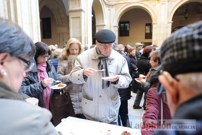 Reparto de boniatos en el Palacio Episcopal por San Fulgencio