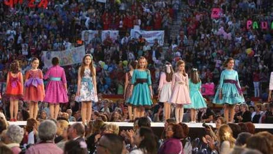 La Plaza de Toros se llenó para ver desfilar a las niñas.