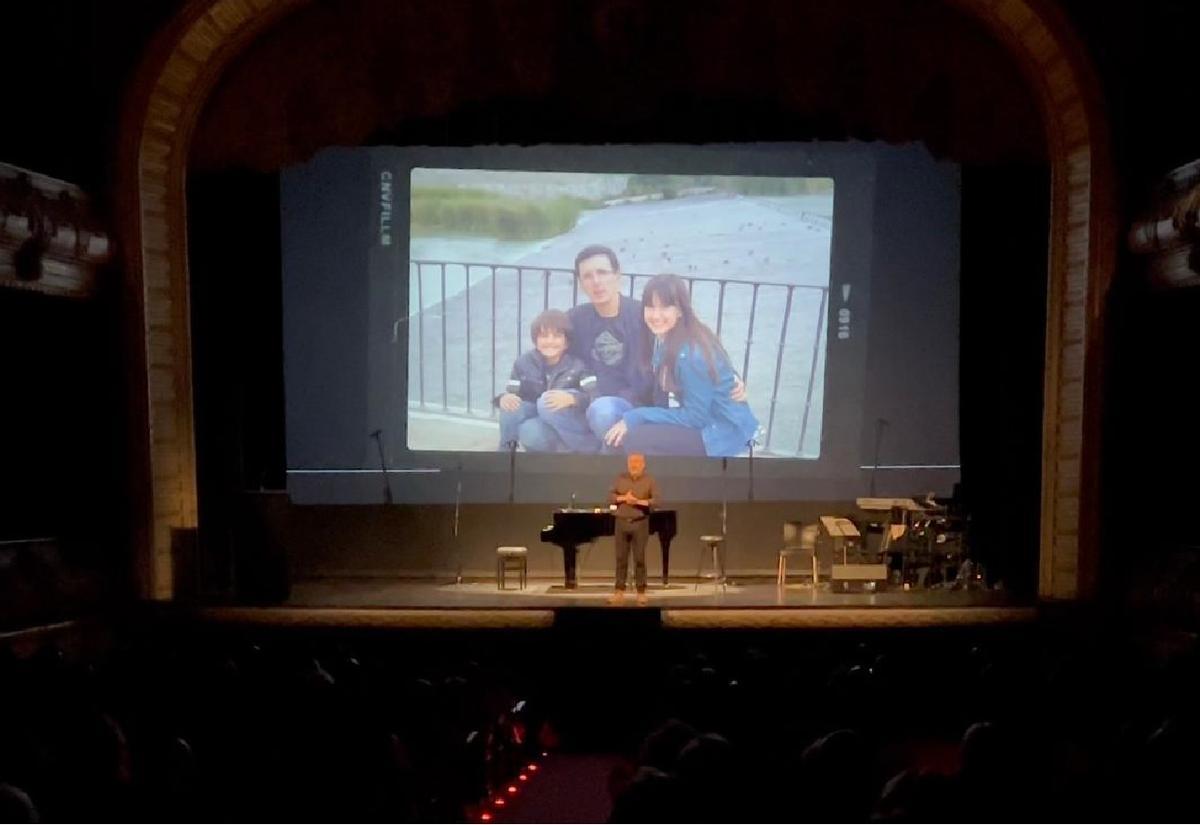 Familiares y amigos cuentan anécdotas sobre Pepe Galiana en el acto homenaje a título póstumo este sábado en el Gran Teatro de Elche
