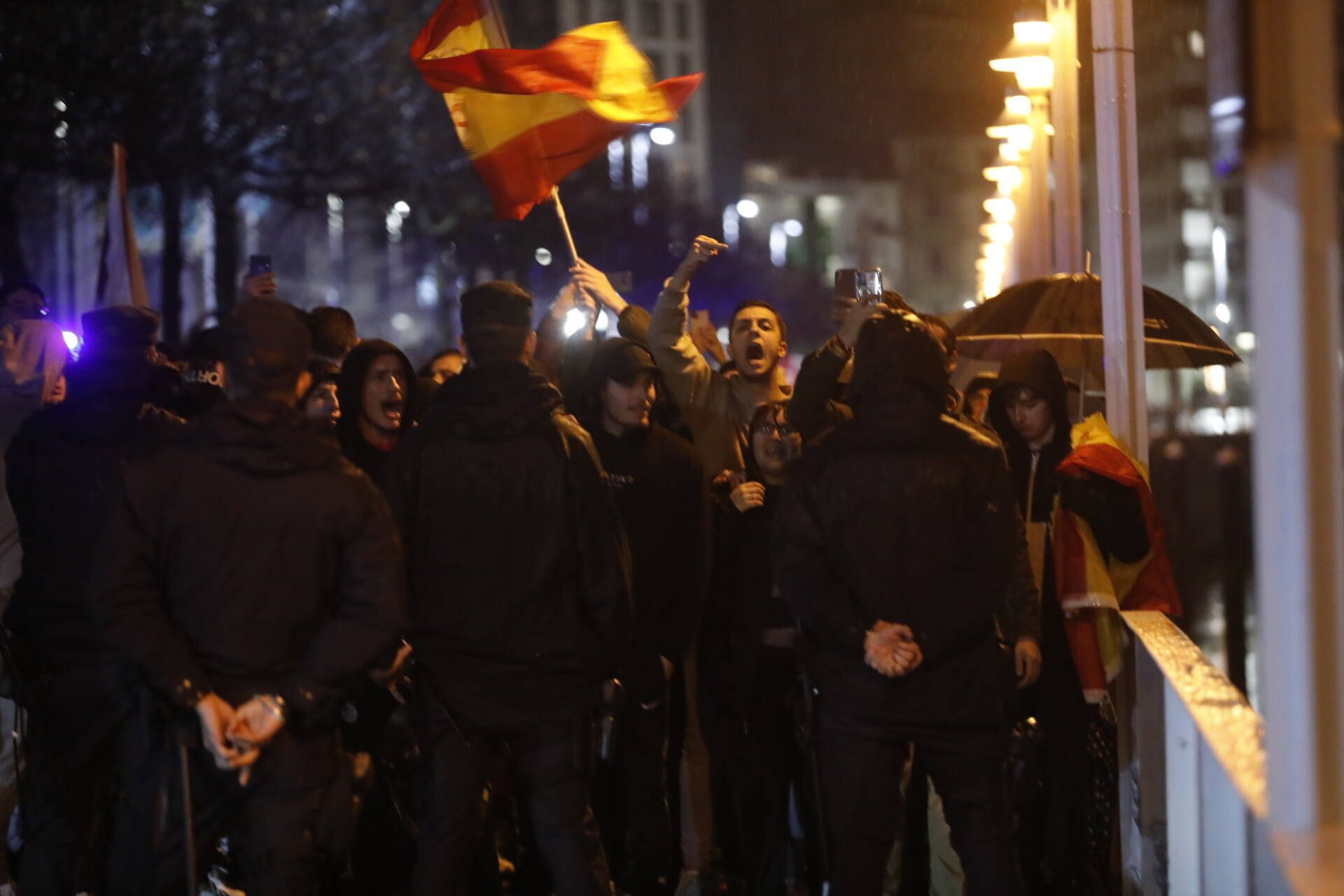 Decenas de personas vuelven a manifestarse contra Sánchez en Gijón